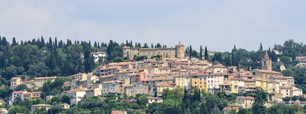 Quels conseils pour organiser des vacances en Provence avec des ateliers de cuisine et des visites de vignobles?